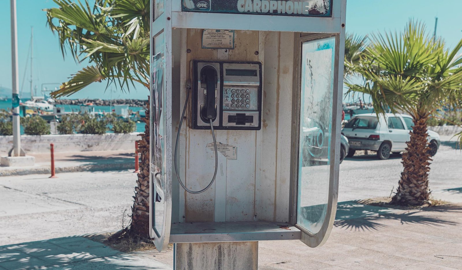 Telefonska govornica na plaži