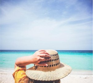 Žena na pješćanoj plaži